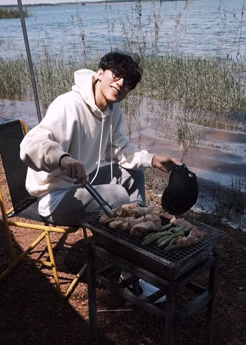 Khoảnh khắc Sơn Tùng M-TP vui vẻ khi nướng thịt.