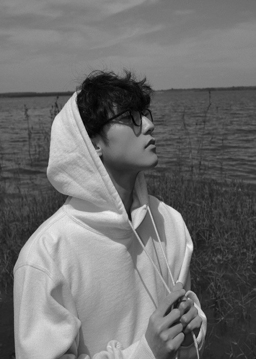 Nam ca sĩ khoe vẻ điển trai trong chuyến đi.