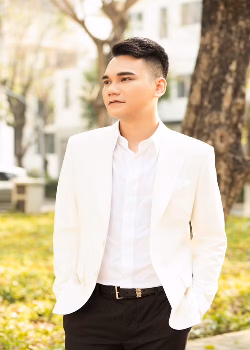 “Chạy về nơi phía anh” của Khắc Việt có ca từ mộc mạc, giản dị giống như lời “thả thính”, tỏ tình của chàng trai dành cho nửa kia khi anh muốn là bờ vai vững chãi, là đôi tay rộng lớn và ấm áp để che chở cho người mình yêu thương dễ dàng khiến trái tim cô gái rung động, thổn thức.