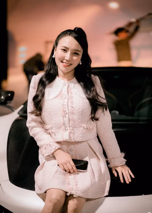 Nữ DJ sinh năm 1992 sinh đôi vẫn quyến rũ, bảo sao Khắc Việt không mê.