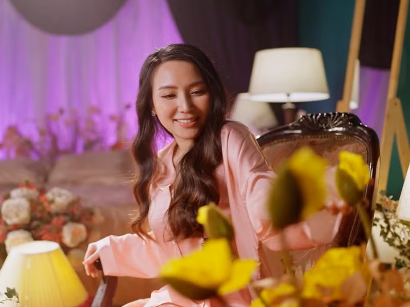 Bà xã của Khắc Việt ngày càng trẻ trung, xinh đẹp.