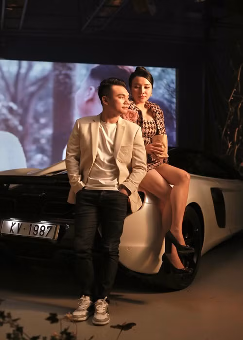 Trong MV, Khắc Việt và Thảo Bebe tái hiện lại câu chuyện tình của chính mình cũng giống câu chuyện tình của biết bao cặp đôi khác khi yêu.