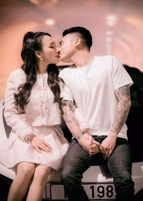 Vợ chồng Khắc Việt tình tứ ở hậu trường đóng MV.