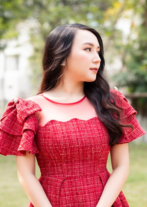 Là vợ chồng, Khắc Việt và Thảo Bebe không gặp khó khăn khi diễn cảnh tình tứ trước ống kính.