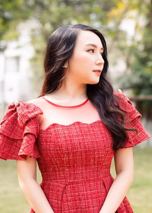 Là vợ chồng, Khắc Việt và Thảo Bebe không gặp khó khăn khi diễn cảnh tình tứ trước ống kính.