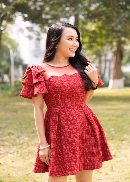 Thảo Bebe thay nhiều trang phục khi góp mặt trong MV của chồng.