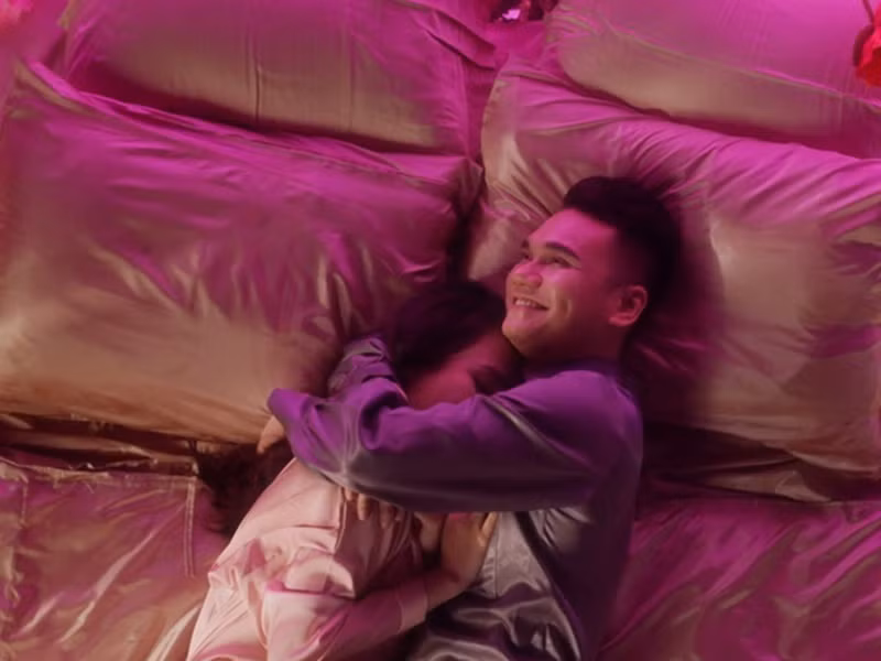 Tháng 10/2020, cặp đôi đón cặp song sinh: 1 trai, 1 gái.