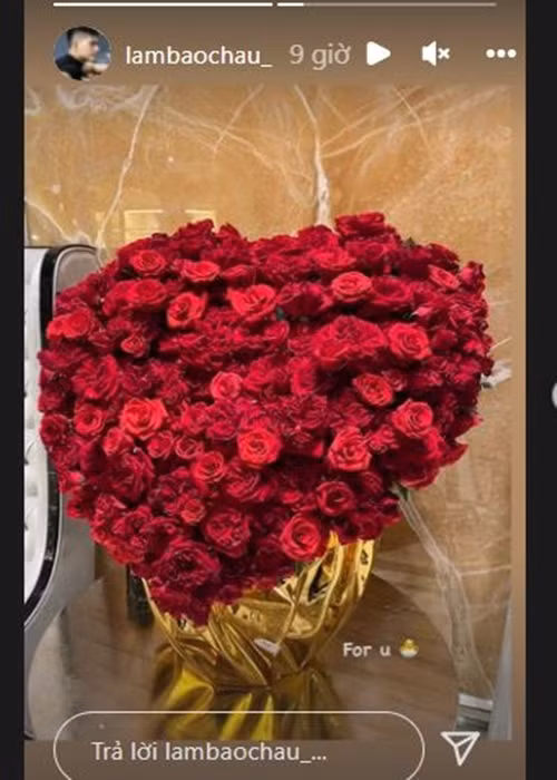 Nam người mẫu tặng bó hoa hồng cho bạn gái hơn 12 tuổi.