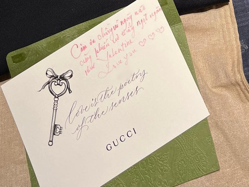 Trong thiệp tặng Lâm Bảo Châu, Lệ Quyên viết: "Cảm ơn chồng vì ngày nào cũng khiến vợ thấy ngọt ngào như Valentine. Love you".