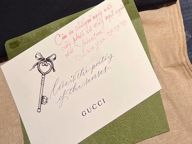 Trong thiệp tặng Lâm Bảo Châu, Lệ Quyên viết: "Cảm ơn chồng vì ngày nào cũng khiến vợ thấy ngọt ngào như Valentine. Love you".