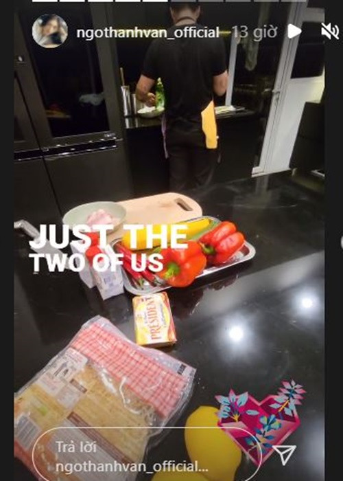 Ngô Thanh Vân khoe bạn trai kém 11 tuổi vào bếp nấu ăn ngày Valentine.