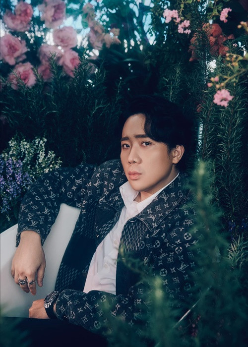 “Đối với các đối tượng vu khống, thóa mạ, bôi nhọ hình ảnh, khủng bố tin nhắn đến tôi và gia đình tôi những ngày qua thì Trấn Thành xin nhờ pháp luật can thiệp để bảo vệ danh dự cho mình. Cụ thể là tôi đã cùng ê-kíp thống kê tất cả các thiệt hại từ việc vu khống, mạt sát, xúc phạm danh dự tôi từ các Youtuber, tổ chức và cá nhân để nhờ luật sư làm việc với các cơ quan chức năng", ông xã của Hari Won tuyên bố. Ảnh: FBNV