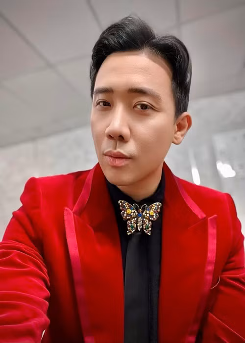 Cách đây không lâu, Trấn Thành được minh oan vụ từ thiện. Cụ thể, cơ quan Cảnh sát điều tra đã có quyết định không khởi tố vụ án hình sự đối với các tin báo, tố giác Huỳnh Trấn Thành (nghệ sĩ Trấn Thành) thiếu minh bạch trong việc vận động và sử dụng tiền từ thiện đợt mưa lũ 2020. Ảnh: FBNV