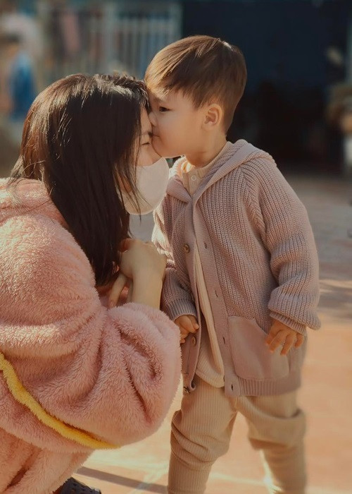 Con trai của Hòa Minzy - Minh Hải tên Bo, sinh năm 2019. Năm 2021, cậu nhóc mới lộ diện.