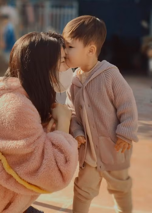 Con trai của Hòa Minzy - Minh Hải tên Bo, sinh năm 2019. Năm 2021, cậu nhóc mới lộ diện.