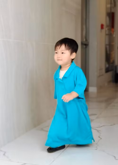 Nữ ca sĩ đăng tải khoảnh khắc cậu con trai đầu lòng mặc áo của người lớn.