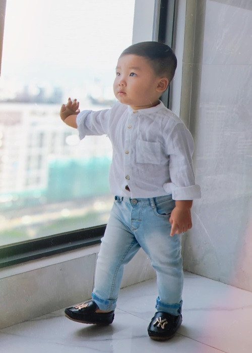 Hòa Minzy thường cho con trai ăn mặc sành điệu.