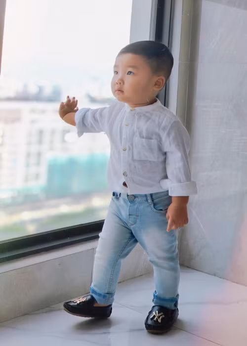 Hòa Minzy thường cho con trai ăn mặc sành điệu.