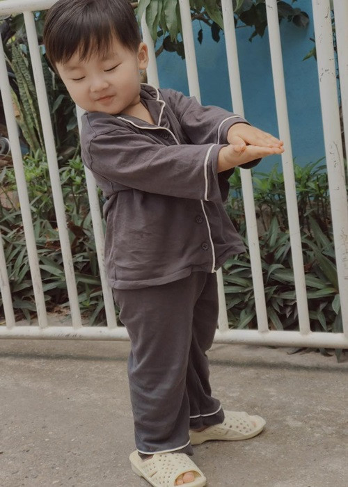 Quý tử nhà Hòa Minzy yêu thương các loài động vật và cỏ cây hoa lá, nhớ được rất nhiều loài hoa.