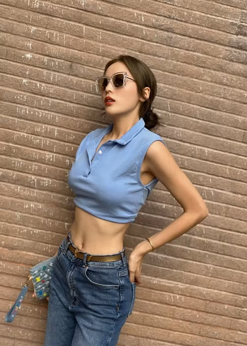 Ăn mặc giản dị với áo croptop, quần jeans, nàng hậu vẫn hút mọi ánh nhìn. Ảnh: FBNV