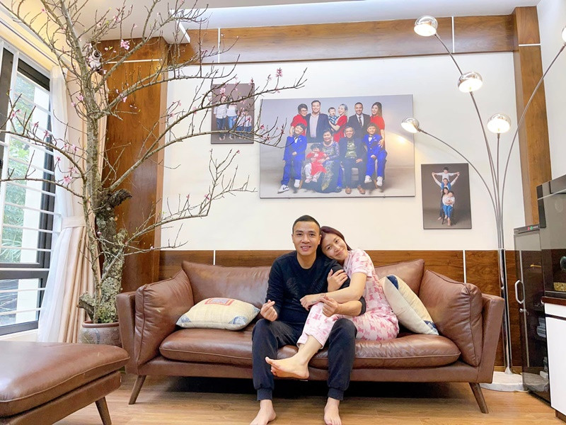 Hoàng Linh rất trân trọng người bạn đời vì anh quan tâm đến cô lẫn gia đình của Hoàng Linh.