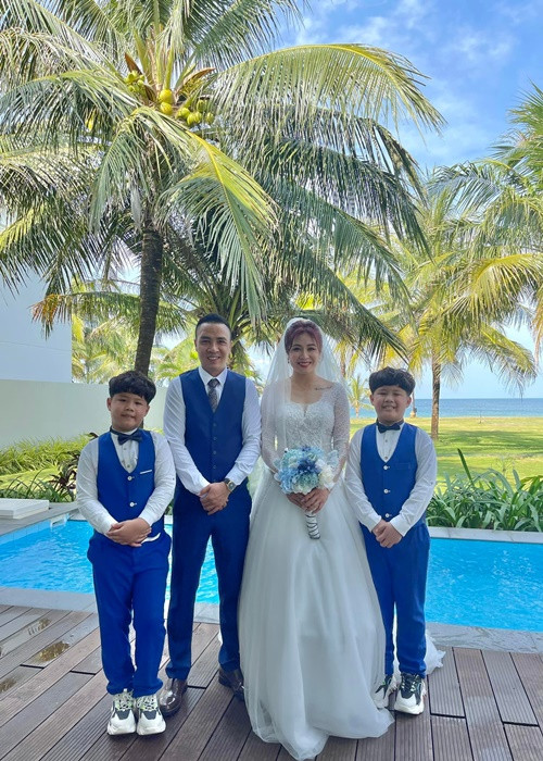 Hoàng Linh không giấu được niềm hạnh phúc khi có cuộc hôn nhân thứ hai viên mãn.