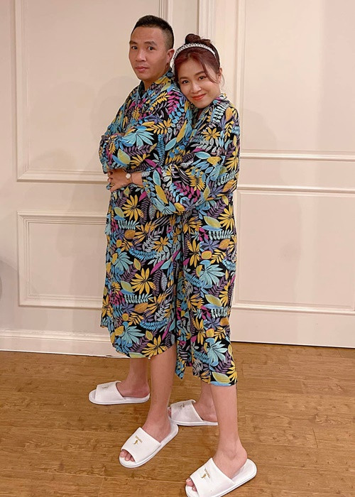 Mạnh Hùng rất chiều chuộng Hoàng Linh. Nữ MC từng chia sẻ, người bạn đời rất nhường nhịn dù biết cô nhiều lúc sai.