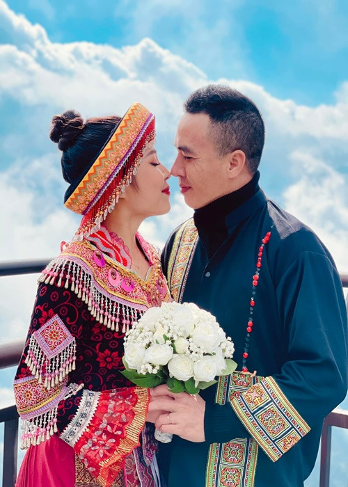 Chia sẻ bí quyết được Mạnh Hùng chiều chuộng, Hoàng Linh cho biết: "Đàn bà muốn được yêu chiều thì đừng bao giờ coi chồng là chồng. Hãy coi anh ấy là người yêu".