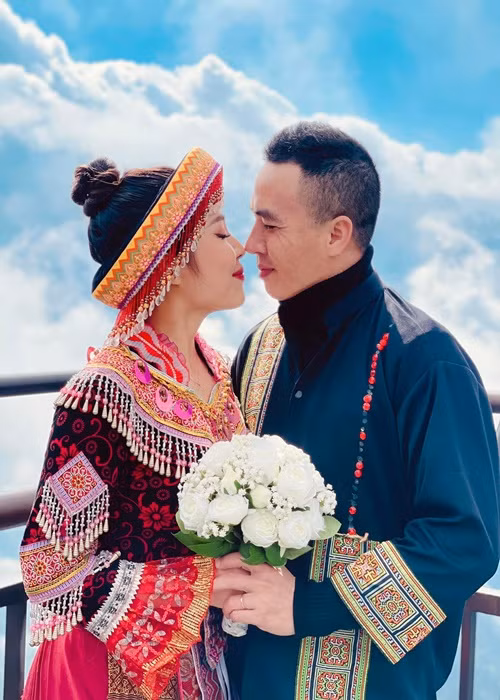 Chia sẻ bí quyết được Mạnh Hùng chiều chuộng, Hoàng Linh cho biết: "Đàn bà muốn được yêu chiều thì đừng bao giờ coi chồng là chồng. Hãy coi anh ấy là người yêu".