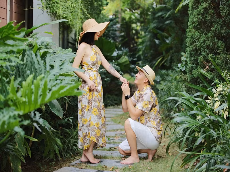 Mạnh Hùng ghi điểm với hình ảnh người chồng yêu chiều vợ, người cha dượng thương yêu con riêng.