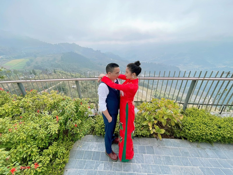 Đáp lại Mạnh Hùng, Hoàng Linh viết: "Cần gì Valentine nhỉ, với một người cả đời mình coi là người yêu thì ngày nào chẳng là ngày yêu".