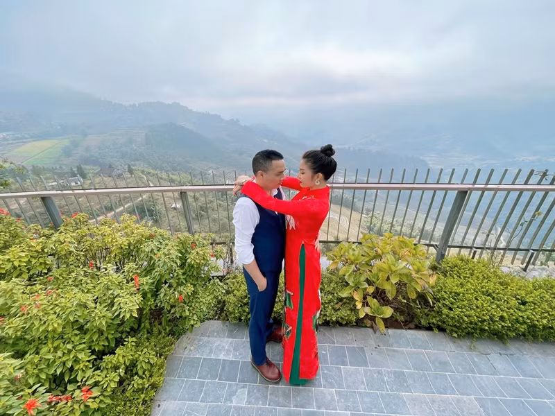 Đáp lại Mạnh Hùng, Hoàng Linh viết: "Cần gì Valentine nhỉ, với một người cả đời mình coi là người yêu thì ngày nào chẳng là ngày yêu".