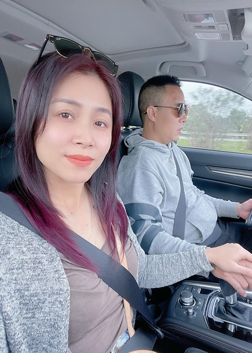 Vợ chồng nữ MC từng gặp trục trặc khi Hoàng Linh không muốn Mạnh Hùng đi công tác nước ngoài nhưng anh vẫn đi.