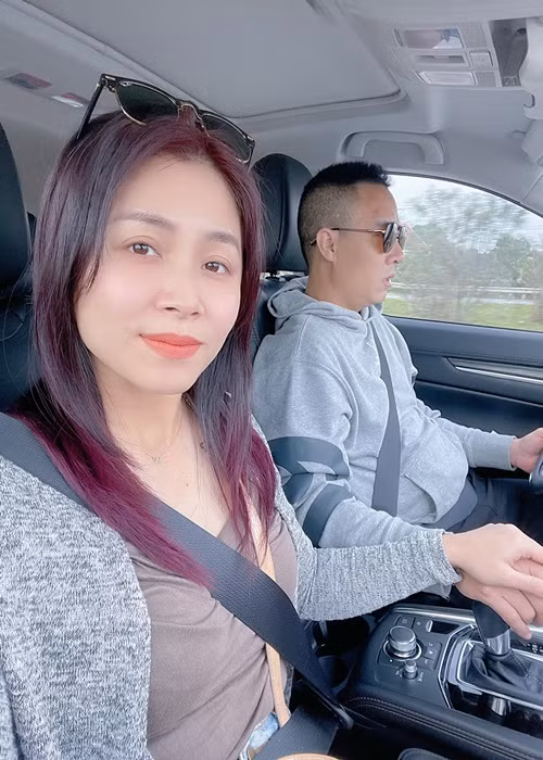 Vợ chồng nữ MC từng gặp trục trặc khi Hoàng Linh không muốn Mạnh Hùng đi công tác nước ngoài nhưng anh vẫn đi.