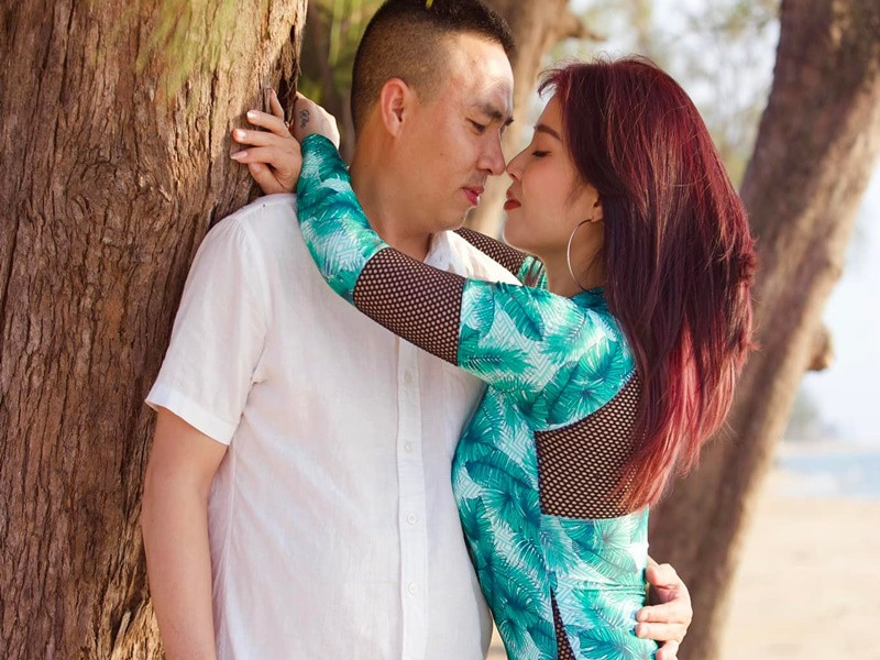 Valentine 2022, quay phim Mạnh Hùng nhắn nhủ Hoàng Linh: "Trên dòng đời tấp nập, ta lại vô tình va vào đời nhau. Ngày Valentine ngọt ngào luôn nắm chặt tay anh đi khắp mọi nơi nhé tình yêu của anh".