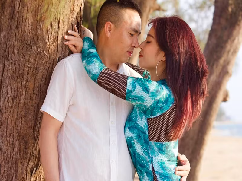 Valentine 2022, quay phim Mạnh Hùng nhắn nhủ Hoàng Linh: "Trên dòng đời tấp nập, ta lại vô tình va vào đời nhau. Ngày Valentine ngọt ngào luôn nắm chặt tay anh đi khắp mọi nơi nhé tình yêu của anh".