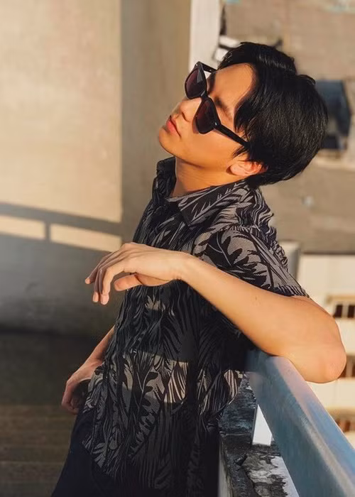 Phía Rocker Nguyễn khẳng định, anh sụt cân là do chán nản, mệt mỏi. Ngoài ra, phía Rocker Nguyễn cho biết, nam nghệ sĩ bị mất kiểm soát tài khoản chính chủ của mình, đồng nghĩa mọi phát ngôn trên mạng xã hội từ tài khoản này đều là giả mạo. Sau loạt ồn ào, Rocker Nguyễn rời showbiz Việt sang Australia. Ảnh: Instagram