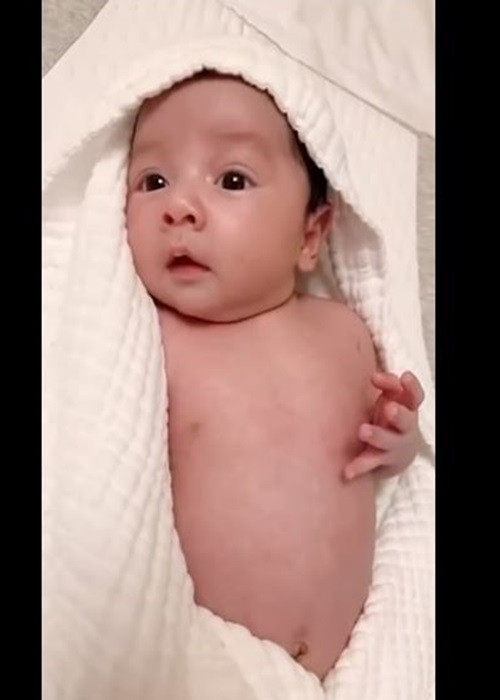 Con trai của Chi Bảo và Thùy Chang có gương mặt rất kháu khỉnh với đôi mắt to tròn, mũi cao, miệng chúm chím.