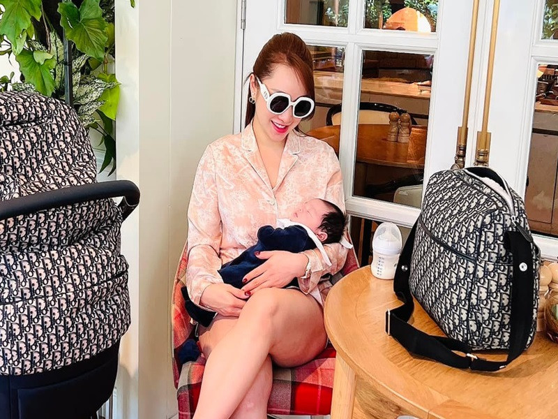 Bé Gia Khang ngủ ngon lành trong vòng tay mẹ.