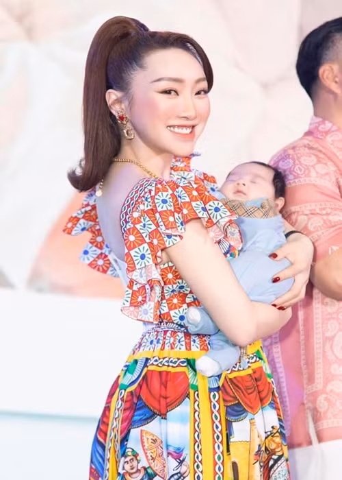 Con trai của Chi Bảo và vợ kém 16 tuổi ngủ say trong tiệc đầy tháng.