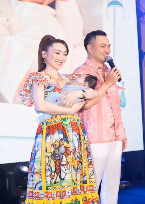 Loat anh dang yeu het muc cua con trai Chi Bao - Ly Thuy Chang