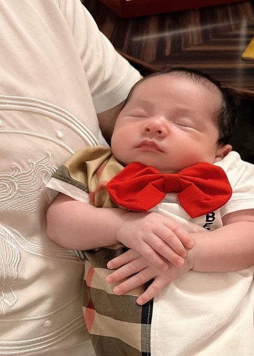 Hơn 1 tháng tuổi, quý tử nhà Chi Bảo trông khá bụ bẫm.