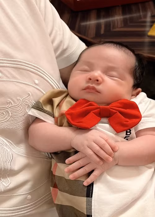 Hơn 1 tháng tuổi, quý tử nhà Chi Bảo trông khá bụ bẫm.