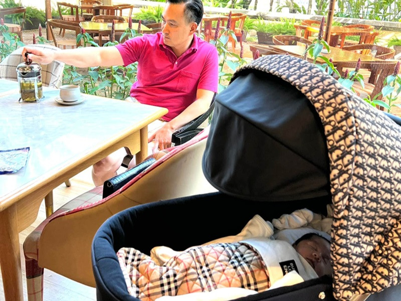 Vợ chồng Chi Bảo thoải mái khoe hình ảnh con trai thay vì giấu mặt con như nhiều sao Việt khác.