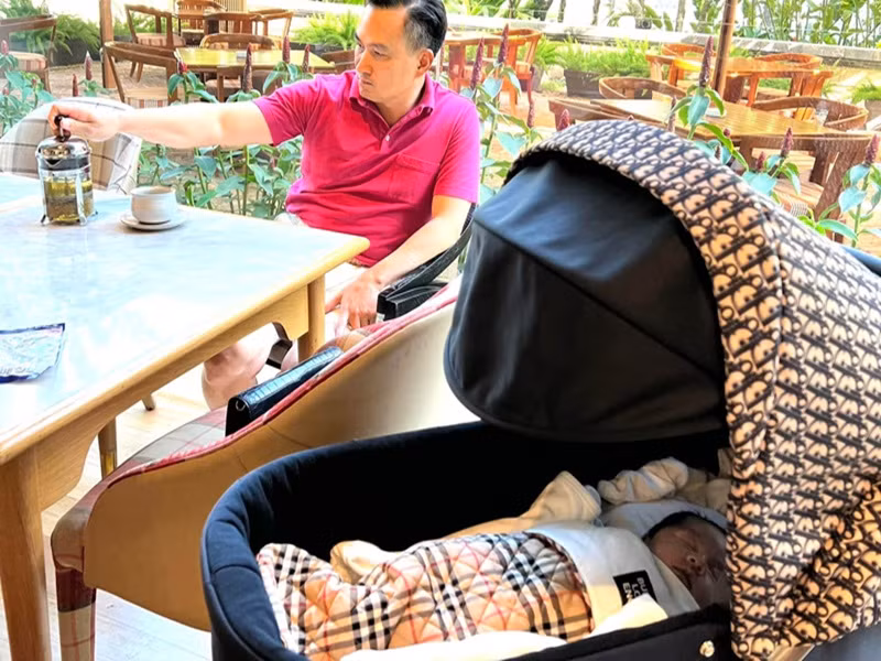 Vợ chồng Chi Bảo thoải mái khoe hình ảnh con trai thay vì giấu mặt con như nhiều sao Việt khác.