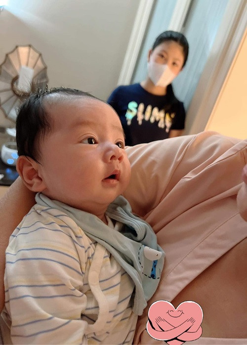 "Lâu lắm rồi không ẵm em bé mà anh này cứ làm mình bị mê vì cái nét mặt hóng hớt siêu cute của ảnh. Lâu lâu cho em mượn ẵm về nhà chơi nha anh Chi Bảo và Lý Thùy Chang", vợ Bình Minh hài hước viết.