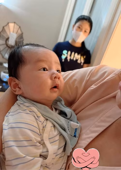 "Lâu lắm rồi không ẵm em bé mà anh này cứ làm mình bị mê vì cái nét mặt hóng hớt siêu cute của ảnh. Lâu lâu cho em mượn ẵm về nhà chơi nha anh Chi Bảo và Lý Thùy Chang", vợ Bình Minh hài hước viết.