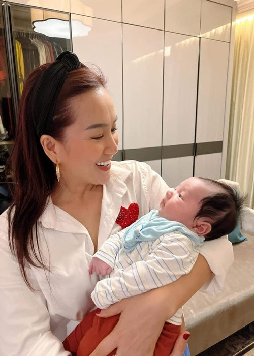 Con trai của Chi Bảo ngày càng kháu khỉnh khiến nhiều người mê tít.