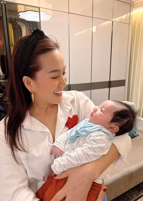 Con trai của Chi Bảo ngày càng kháu khỉnh khiến nhiều người mê tít.