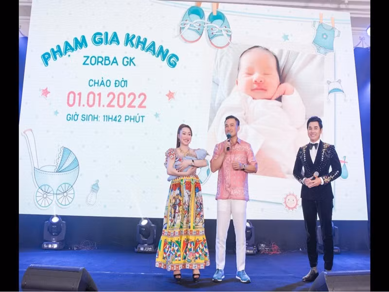 Bé Gia Khang chào đời vào ngày 1/1/2022. Vợ chồng Chi Bảo đặt tên tiếng Anh cho con trai là Zorba.